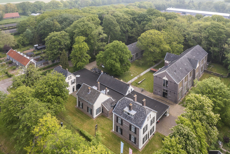 Luchtfoto van Bitter en Zoet en het monumentale hospitaalcomplex in Veenhuizen