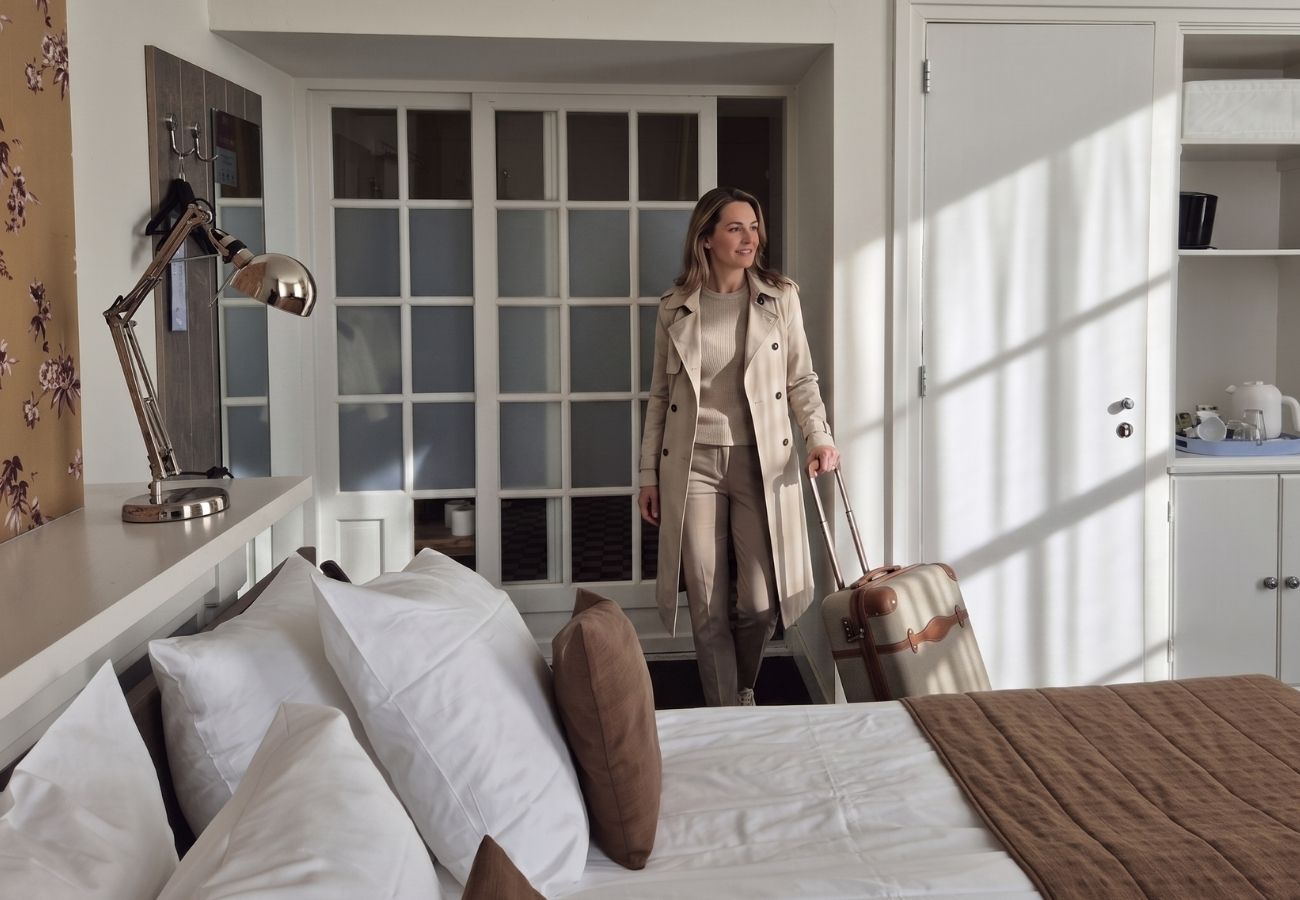 Gast komt aan in een karaktervolle hotelkamer van Bitter en Zoet in Veenhuizen