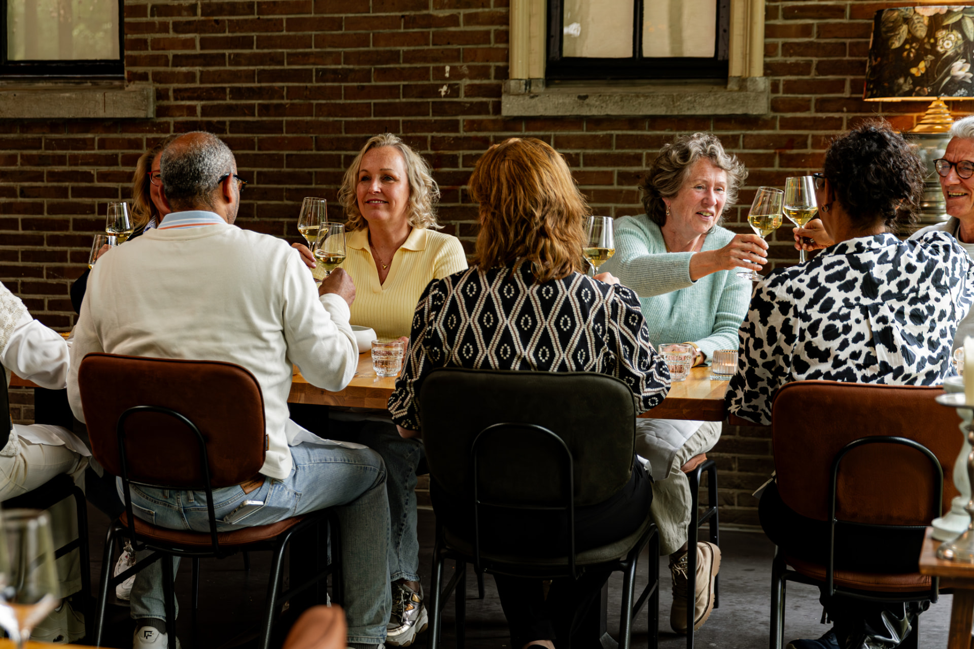 Gasten proosten tijdens een culinair diner bij Bitter en Zoet in Drenthe