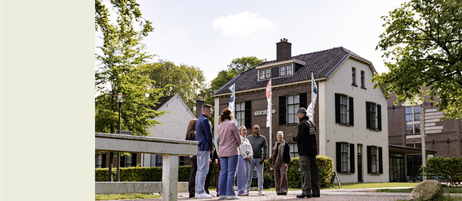 Groep luisteraars tijdens een rondleiding door het historische Veenhuizen voor de podcast Bittere historie