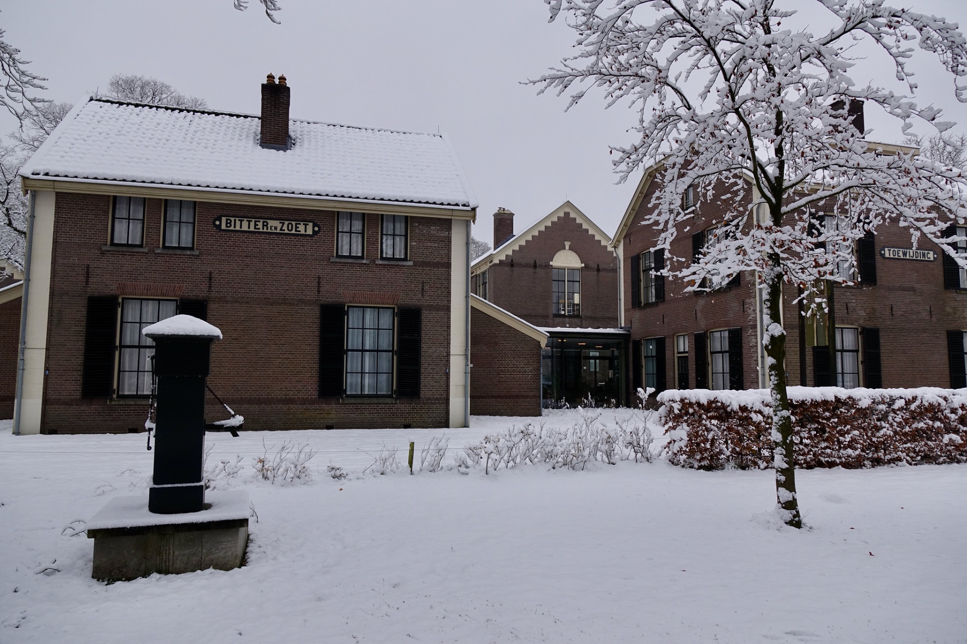Het monumentale hotel van Bitter en Zoet in Veenhuizen in de sneeuw op een winterse avond