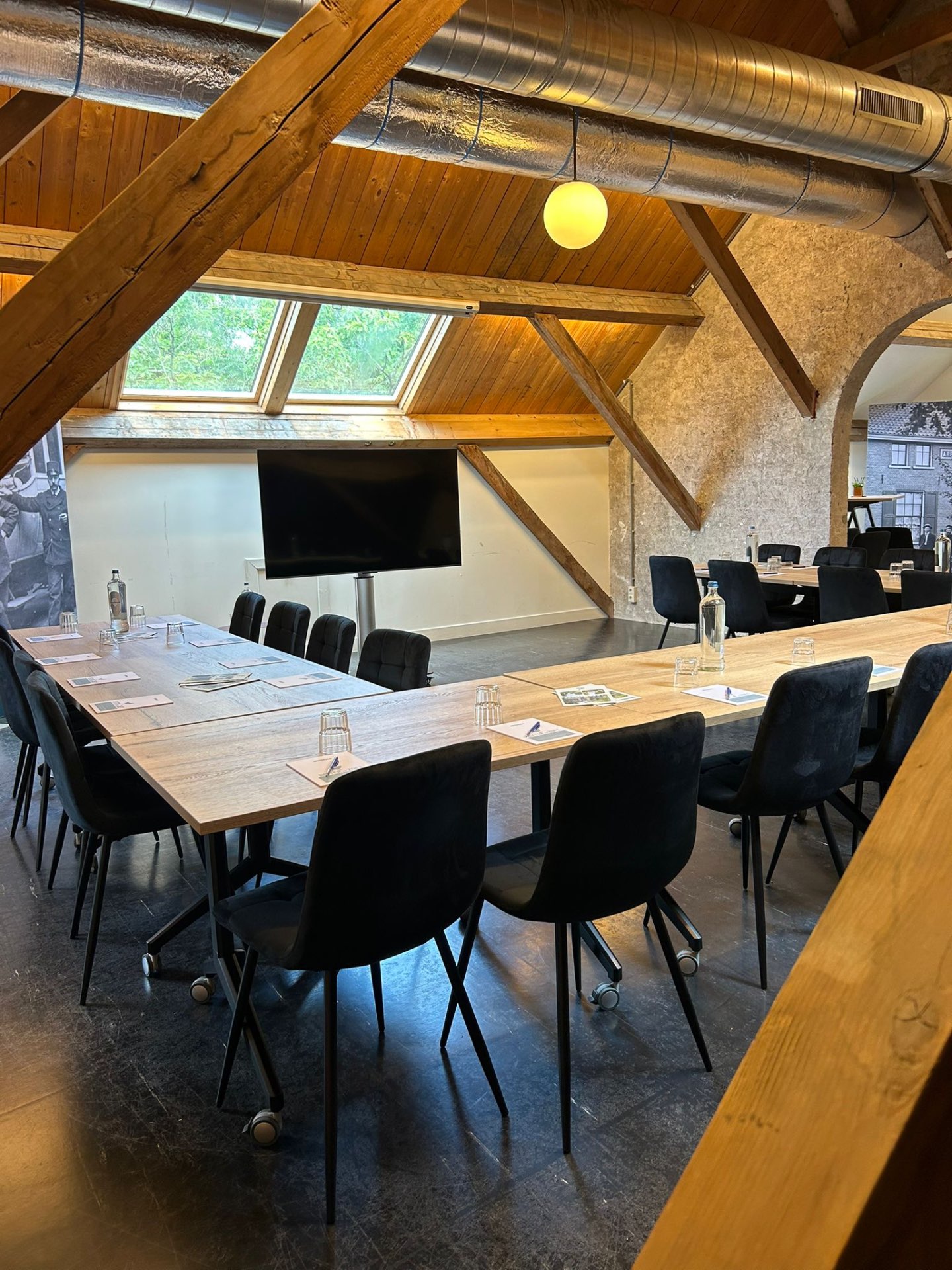 Monumentale doorgang tussen vergaderruimte en lobby